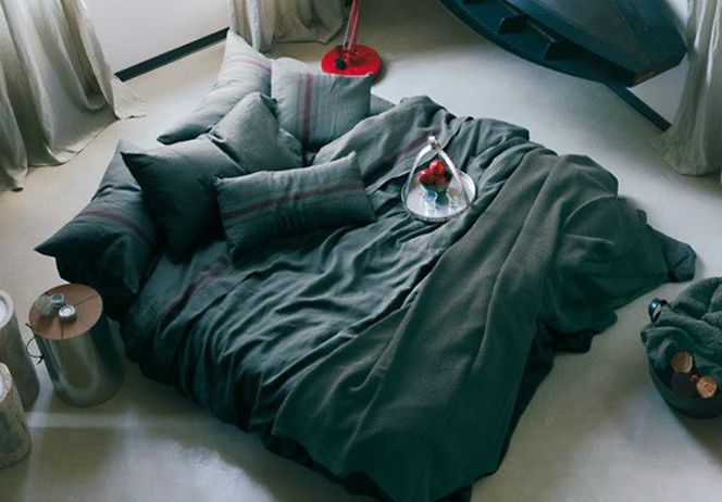 Letto con lenzuola di lino