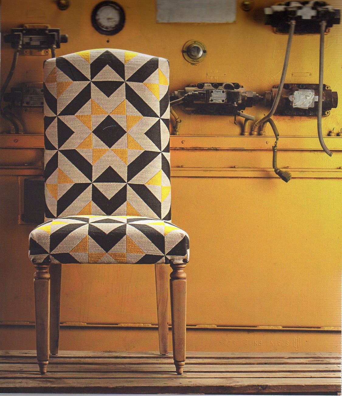 Sedia rivestita con tessuto geometrico giallo e nero